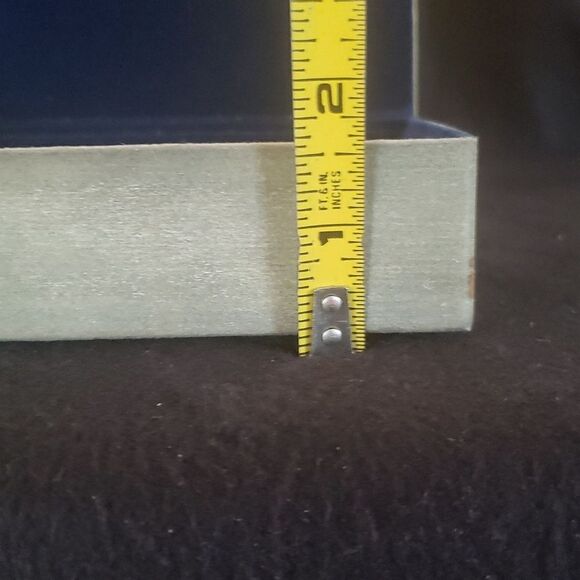 Pretty Vintage 1970s Velvet Lined Box w/ Shiny Intricate Design on Lid 6 x 4.5" - Picture 9 of 12